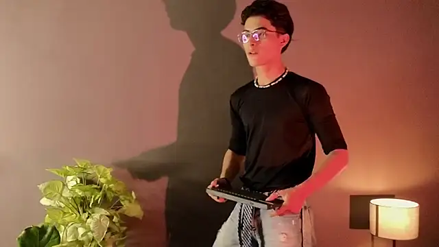 Snapshot of Aaron_Eze chatting on November 26, 1:27 am Aaron Eze online show from November 26, 1:27 am