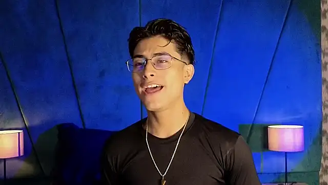 Snapshot of Aaron_Eze chatting on December 2, 10:11 pm Aaron Eze online show from December 2, 10:11 pm