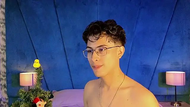 Snapshot of Aaron_Eze chatting on December 4, 11:48 pm Aaron Eze online show from December 4, 11:48 pm