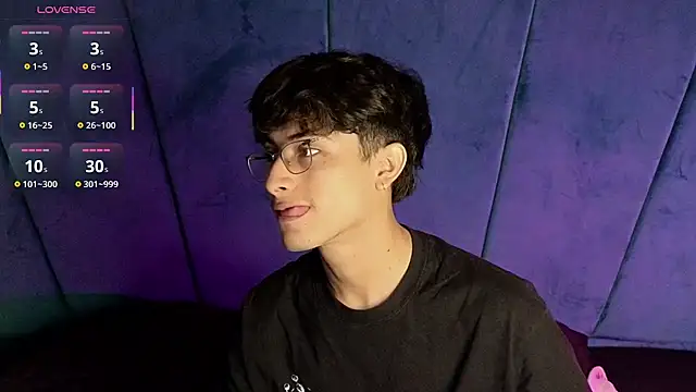 Snapshot of Aaron_Eze chatting on October 24, 10:20 pm Aaron Eze online show from October 24, 10:20 pm