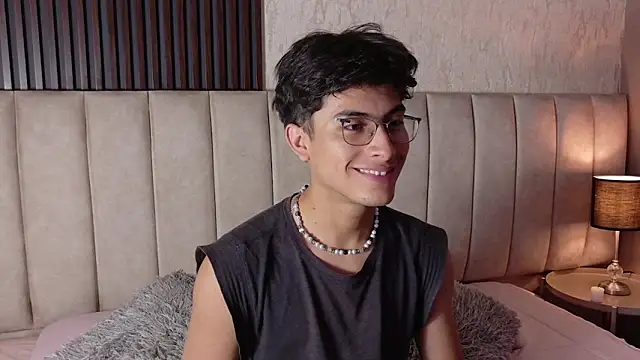 Aaron Eze online show from January 7, 8:03 pm