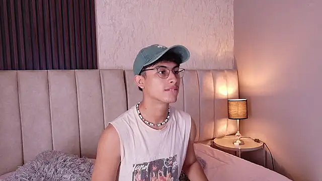 Aaron Eze online show from January 8, 8:04 pm