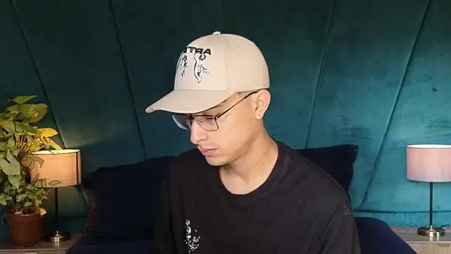 Snapshot of Aaron_Eze chatting on November 30, 1:12 pm Aaron Eze online show from November 30, 1:12 pm