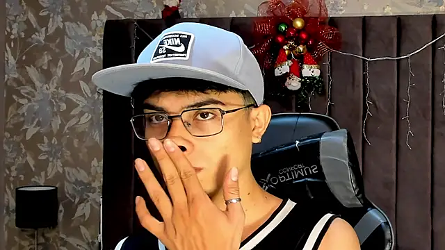 Aaron Eze online show from December 21, 9:04 pm