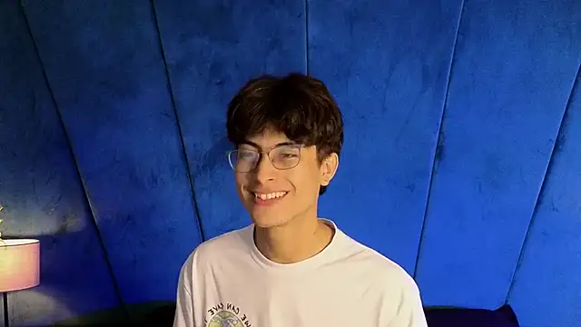 Snapshot of Aaron_Eze chatting on November 4, 10:13 pm Aaron Eze online show from November 4, 10:13 pm