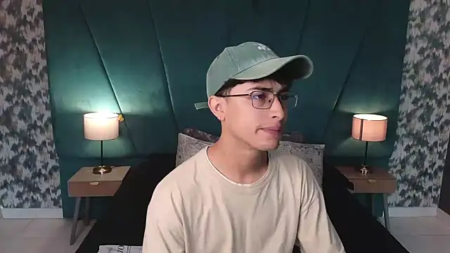 Snapshot of Aaron_Eze chatting on June 12, 12:25 pm Aaron Eze online show from June 12, 12:25 pm