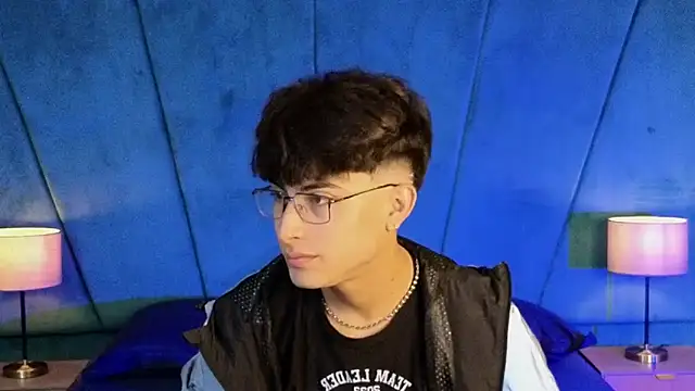 Snapshot of Aaron_Eze chatting on November 26, 10:32 pm Aaron Eze online show from November 26, 10:32 pm