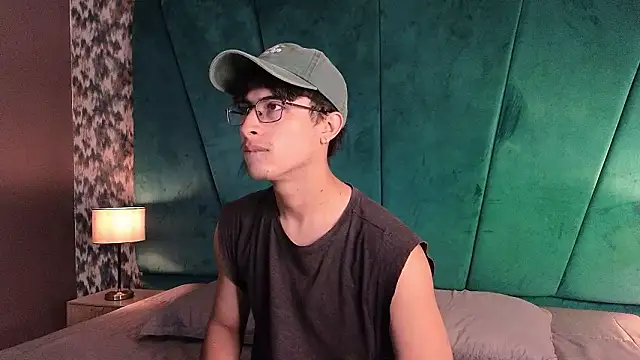 Aaron Eze online show from February 5, 9:21 pm