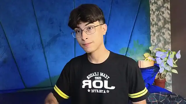 Snapshot of Aaron_Eze chatting on November 16, 8:24 pm Aaron Eze online show from November 16, 8:24 pm