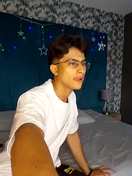 Aaron Eze online show from December 19, 7:27 pm