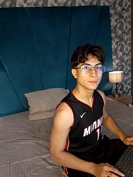 Aaron Eze online show from February 20, 9:06 pm