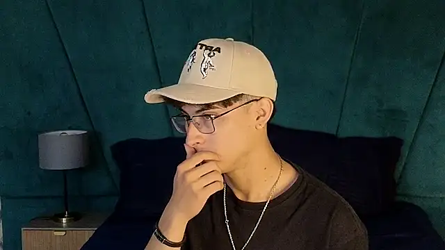 Snapshot of Aaron_Eze chatting on December 3, 9:47 pm Aaron Eze online show from December 3, 9:47 pm