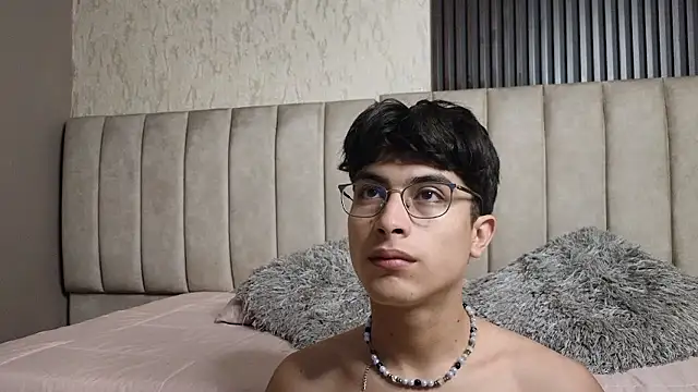 Aaron Eze online show from January 9, 8:05 pm