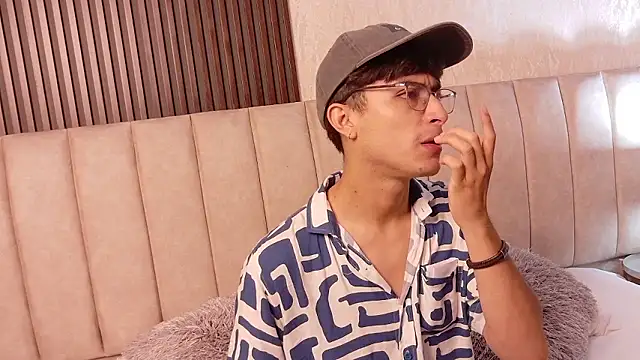 Aaron Eze online show from January 15, 10:13 pm