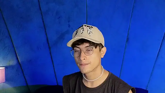 Snapshot of Aaron_Eze chatting on October 28, 9:25 pm Aaron Eze online show from October 28, 9:25 pm