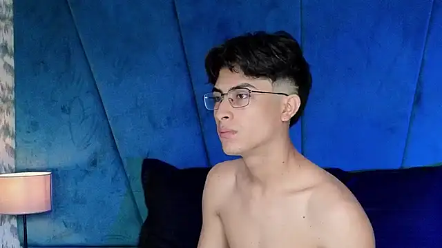 Snapshot of Aaron_Eze chatting on November 7, 7:07 pm Aaron Eze online show from November 7, 7:07 pm