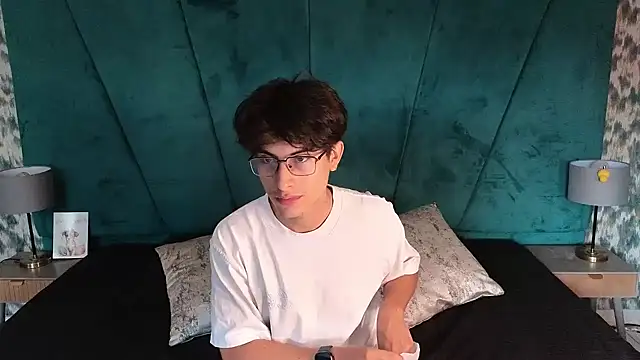 Aaron Eze online show from May 9, 1:58 pm