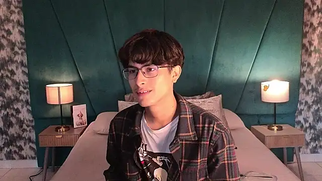 Aaron Eze online show from May 15, 12:58 pm