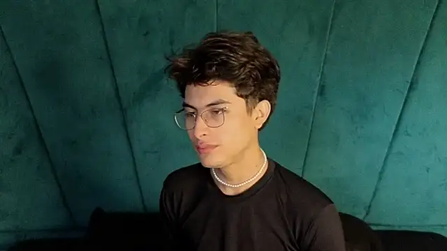 Snapshot of Aaron_Eze chatting on October 31, 9:32 pm Aaron Eze online show from October 31, 9:32 pm