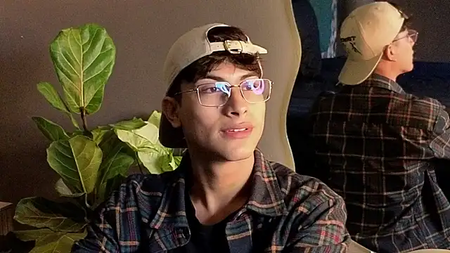 Snapshot of Aaron_Eze chatting on November 23, 8:52 pm Aaron Eze online show from November 23, 8:52 pm