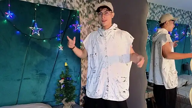 Snapshot of Aaron_Eze chatting on December 5, 8:39 pm Aaron Eze online show from December 5, 8:39 pm