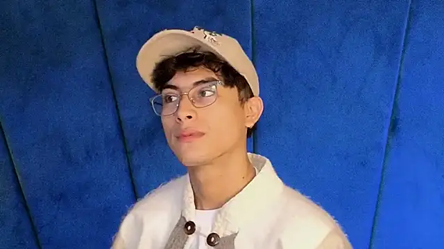 Snapshot of Aaron_Eze chatting on October 26, 8:53 pm Aaron Eze online show from October 26, 8:53 pm