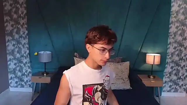Snapshot of Aaron_Eze chatting on June 30, 1:11 pm Aaron Eze online show from June 30, 1:11 pm