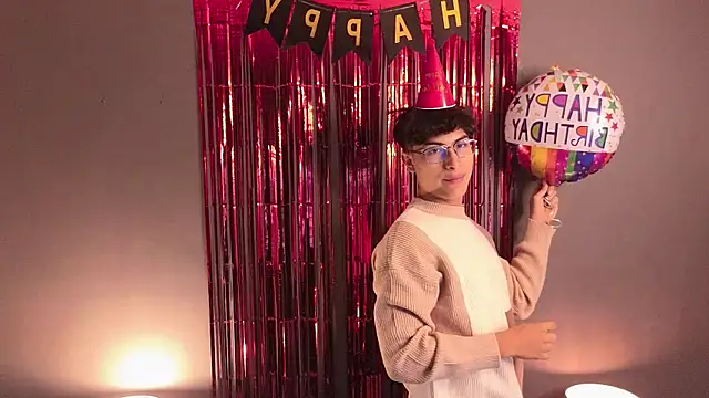 Aaron Eze online show from April 8, 12:39 pm