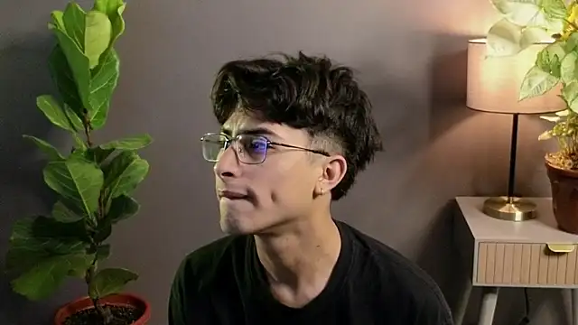 Snapshot of Aaron_Eze chatting on November 17, 9:19 pm Aaron Eze online show from November 17, 9:19 pm