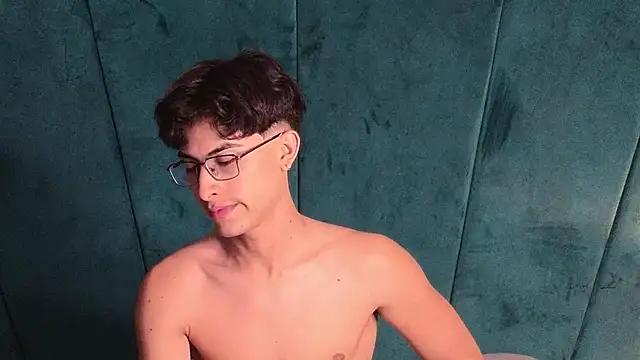 Aaron Eze online show from March 5, 11:54 pm