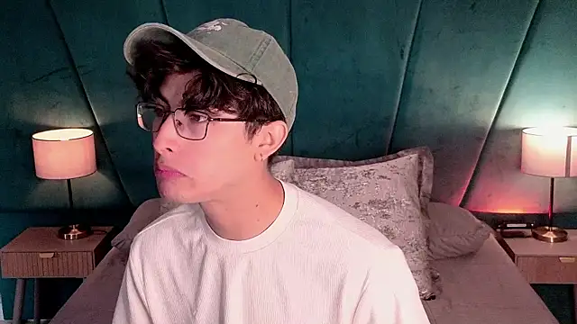 Aaron Eze online show from May 27, 1:29 pm