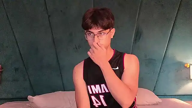 Aaron Eze online show from February 19, 8:17 pm