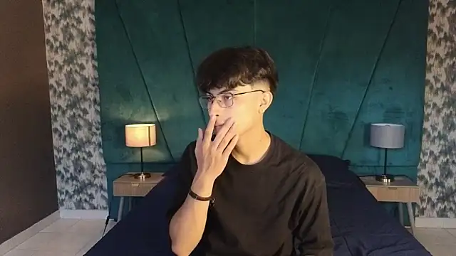 Snapshot of Aaron_Eze chatting on November 29, 9:26 pm Aaron Eze online show from November 29, 9:26 pm