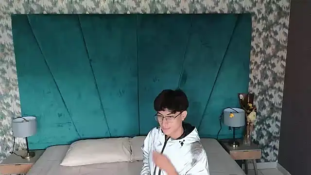 Aaron Eze online show from February 25, 8:41 pm