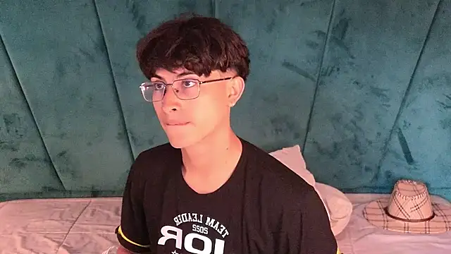 Aaron Eze online show from April 4, 7:53 pm