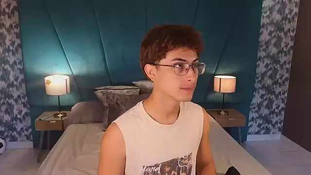 Snapshot of Aaron_Eze chatting on July 11, 12:27 pm Aaron Eze online show from July 11, 12:27 pm