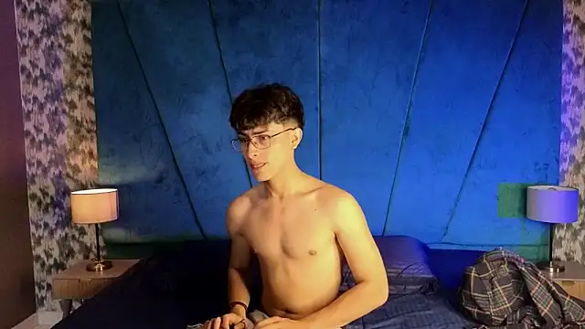 Snapshot of Aaron_Eze chatting on November 15, 9:08 pm Aaron Eze online show from November 15, 9:08 pm