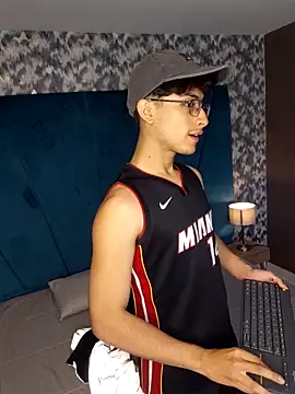 Aaron Eze online show from February 23, 9:04 pm