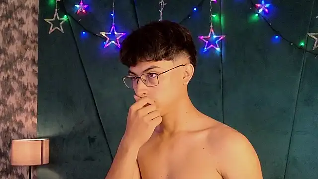 Snapshot of Aaron_Eze chatting on December 15, 9:09 pm Aaron Eze online show from December 15, 9:09 pm