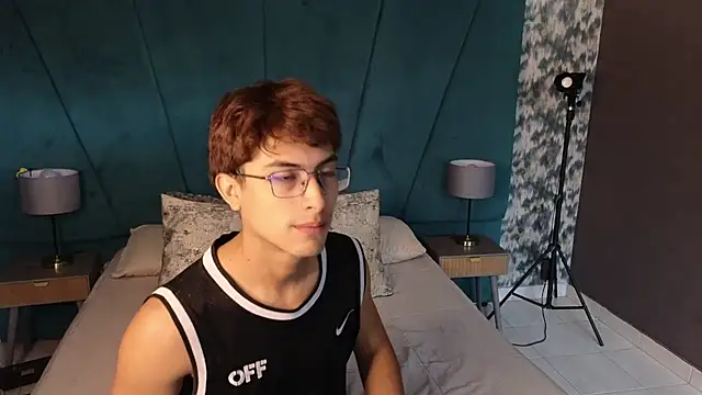 Snapshot of Aaron_Eze chatting on July 17, 12:57 pm Aaron Eze online show from July 17, 12:57 pm