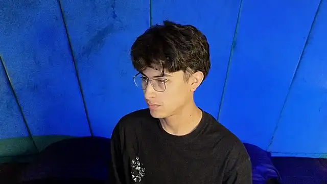 Snapshot of Aaron_Eze chatting on October 25, 9:15 pm Aaron Eze online show from October 25, 9:15 pm