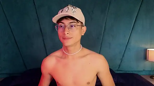 Snapshot of Aaron_Eze chatting on November 21, 8:19 pm Aaron Eze online show from November 21, 8:19 pm