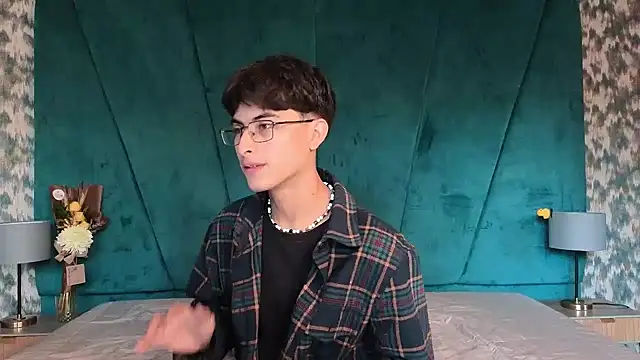 Aaron Eze online show from February 18, 7:32 pm