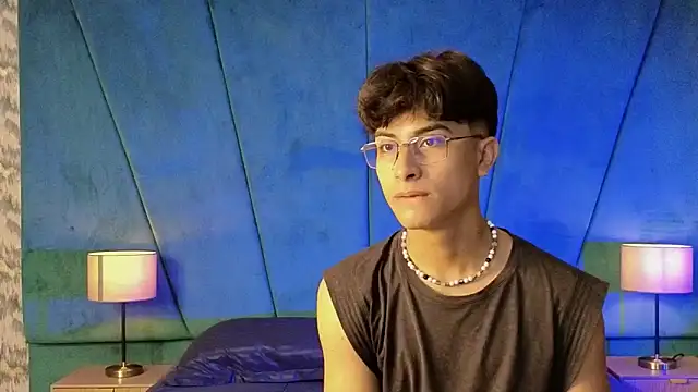 Snapshot of Aaron_Eze chatting on November 27, 9:15 pm Aaron Eze online show from November 27, 9:15 pm