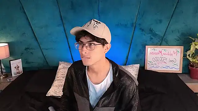 Aaron Eze online show from May 11, 1:01 pm
