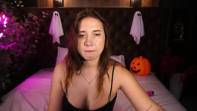 AmiraChase online show from October 31, 1:30 pm