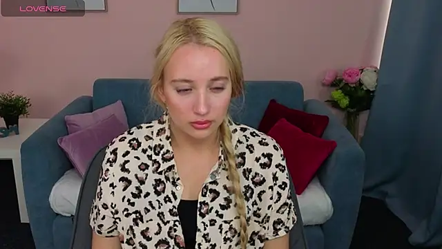 Snapshot of AuroraSkyee chatting on October 20, 1:11 pm AuroraSkyee online show from October 20, 1:11 pm