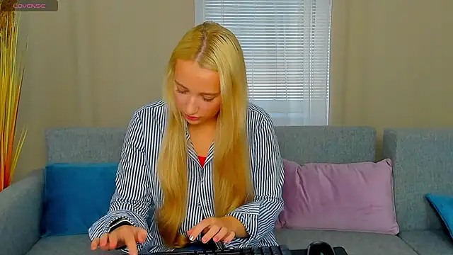 Snapshot of AuroraSkyee chatting on October 30, 12:25 pm AuroraSkyee online show from October 30, 12:25 pm