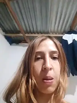 Snapshot of Caperuza08 chatting on October 15, 8:17 pm Caperuza08 online show from October 15, 8:17 pm