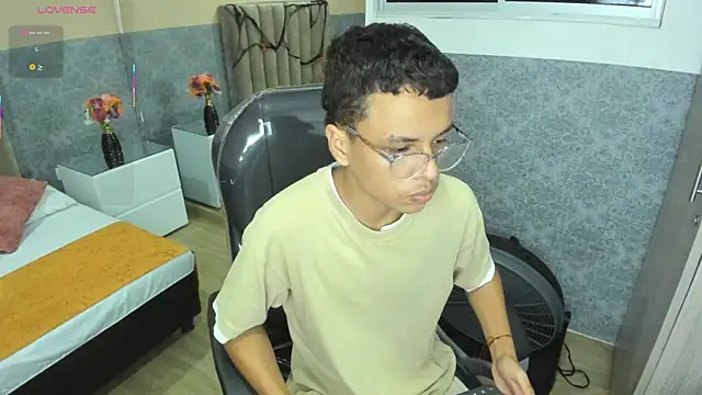 Xavier Fox    online show from October 31, 4:09 am